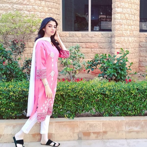 Pictures of Hina Javed Sister of Sana Javed from Mere Pass Tum Ho Trendinginsocial 12